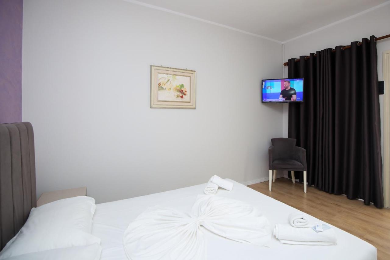 Juar Hotel Vlorë Buitenkant foto